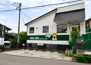医院外観・駐車場